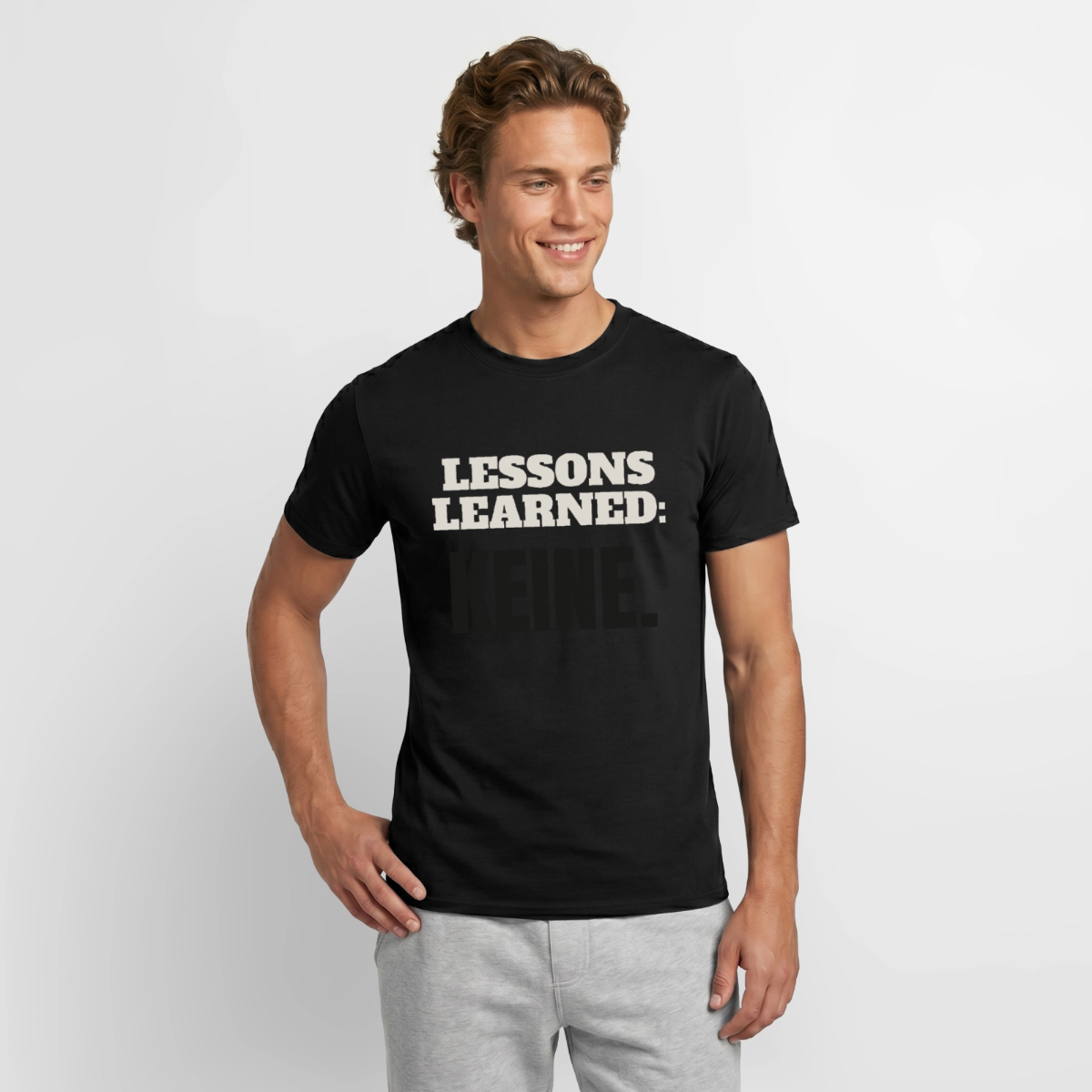 "Lessons learned: keine." Motiv-T-Shirt für Männer, Farbe Schwarz, Model