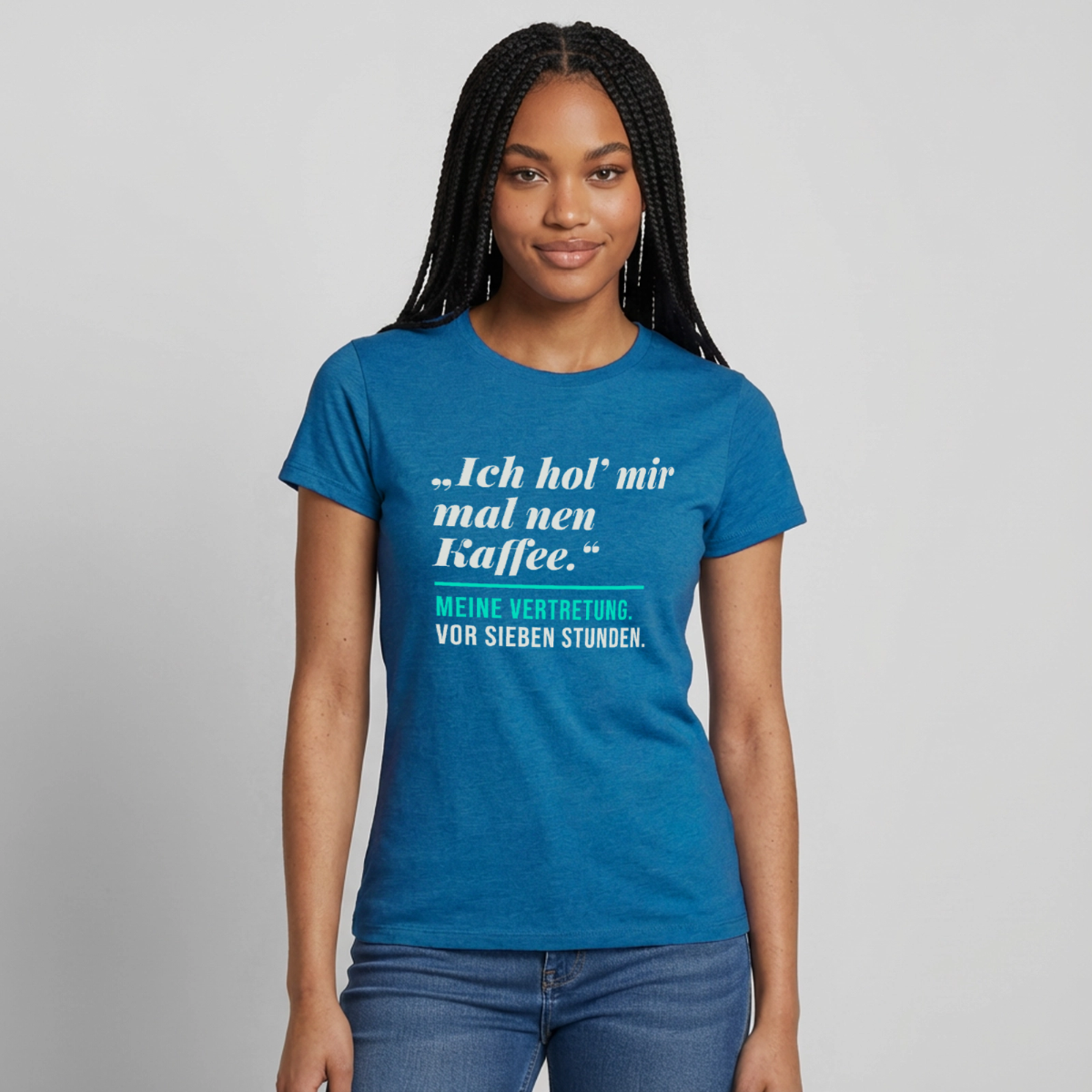 "Ich hol mir mal nen Kaffee. Meine Vertretung: vor sieben Stunden." Motiv-T-Shirt für Frauen, Farbe Antikblaues Saphir meliert