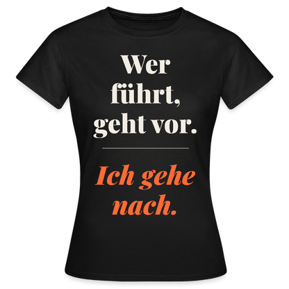 Wer führt, geht vor. Ich gehe nach. Motiv-T-Shirt für Frauen, Farbe Schwarz