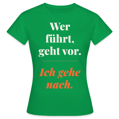Wer führt, geht vor. Ich gehe nach. Motiv-T-Shirt für Frauen, Farbe Kelly Green