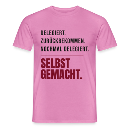 Delegiert. Zurückbekommen. Nochmal delegiert. Selbst gemacht. Motiv-T-Shirt für Männer, Farbe Pink