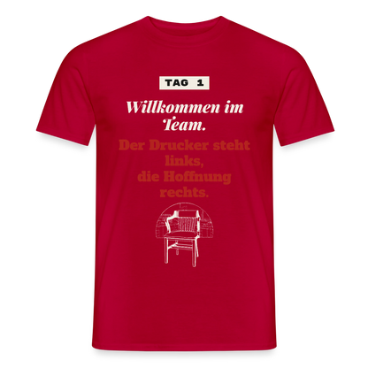 Willkommen im Team. Der Drucker steht links, die Hoffnung rechts. Motiv-T-Shirt für Männer, Farbe Rot