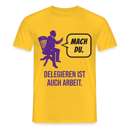Delegieren ist auch Arbeit. Sprechblasen-Motiv Motiv-T-Shirt für Männer, Farbe Gelb