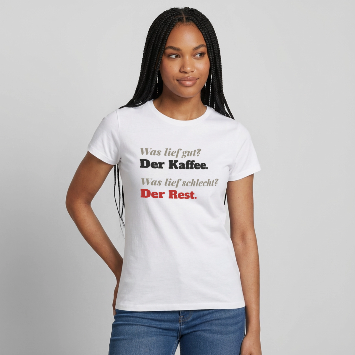 "Was lief gut? Der Kaffee. Was lief schlecht? Der Rest." Motiv-T-Shirt für Frauen, Farbe Weiß