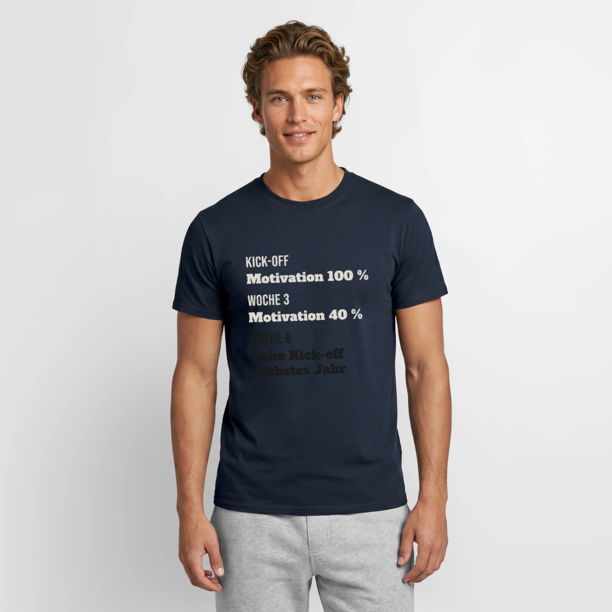 "Kick-off: Motivation 100 %. Woche 3: 40 %. Woche 6: siehe Kick-off nächstes Jahr" Motiv-T-Shirt für Männer, Farbe Navy