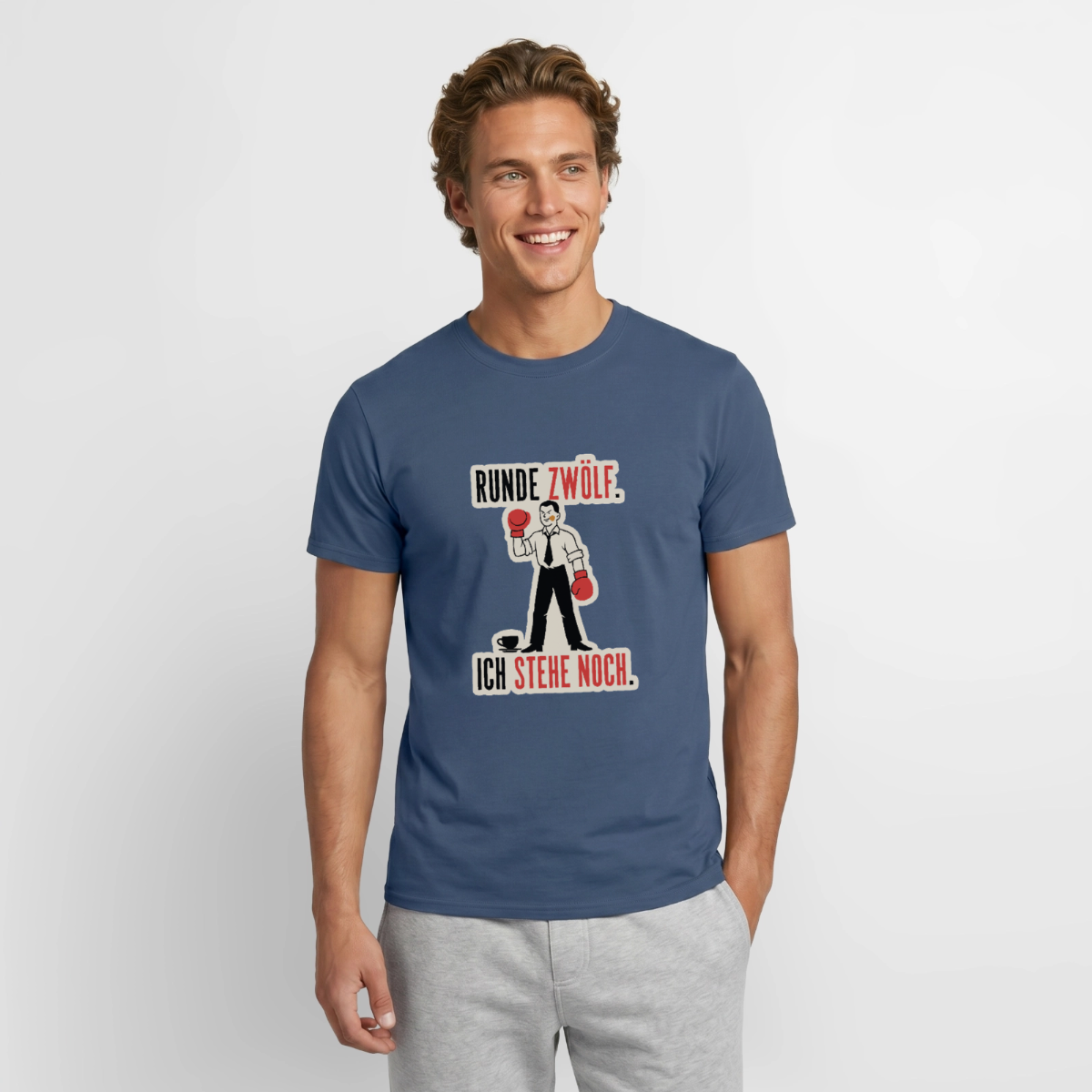 Runde zwölf. Ich stehe noch. Motiv-T-Shirt für Männer, Farbe Dunkles Denimblau, Model