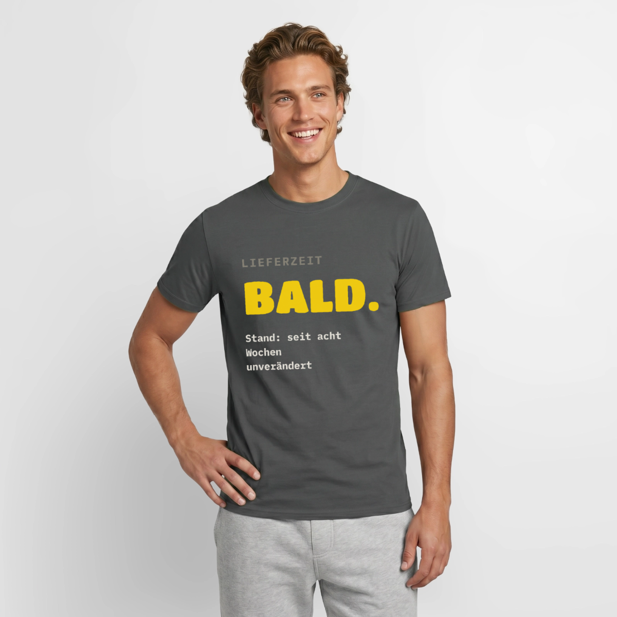 "Lieferzeit: bald. Stand: seit acht Wochen unverändert." Motiv-T-Shirt für Männer, Farbe Anthrazit