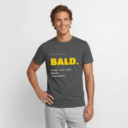 "Lieferzeit: bald. Stand: seit acht Wochen unverändert." Motiv-T-Shirt für Männer, Farbe Anthrazit