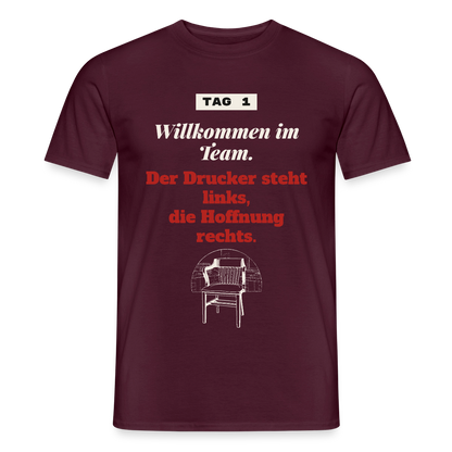 Willkommen im Team. Der Drucker steht links, die Hoffnung rechts. Motiv-T-Shirt für Männer, Farbe Ziegelrot