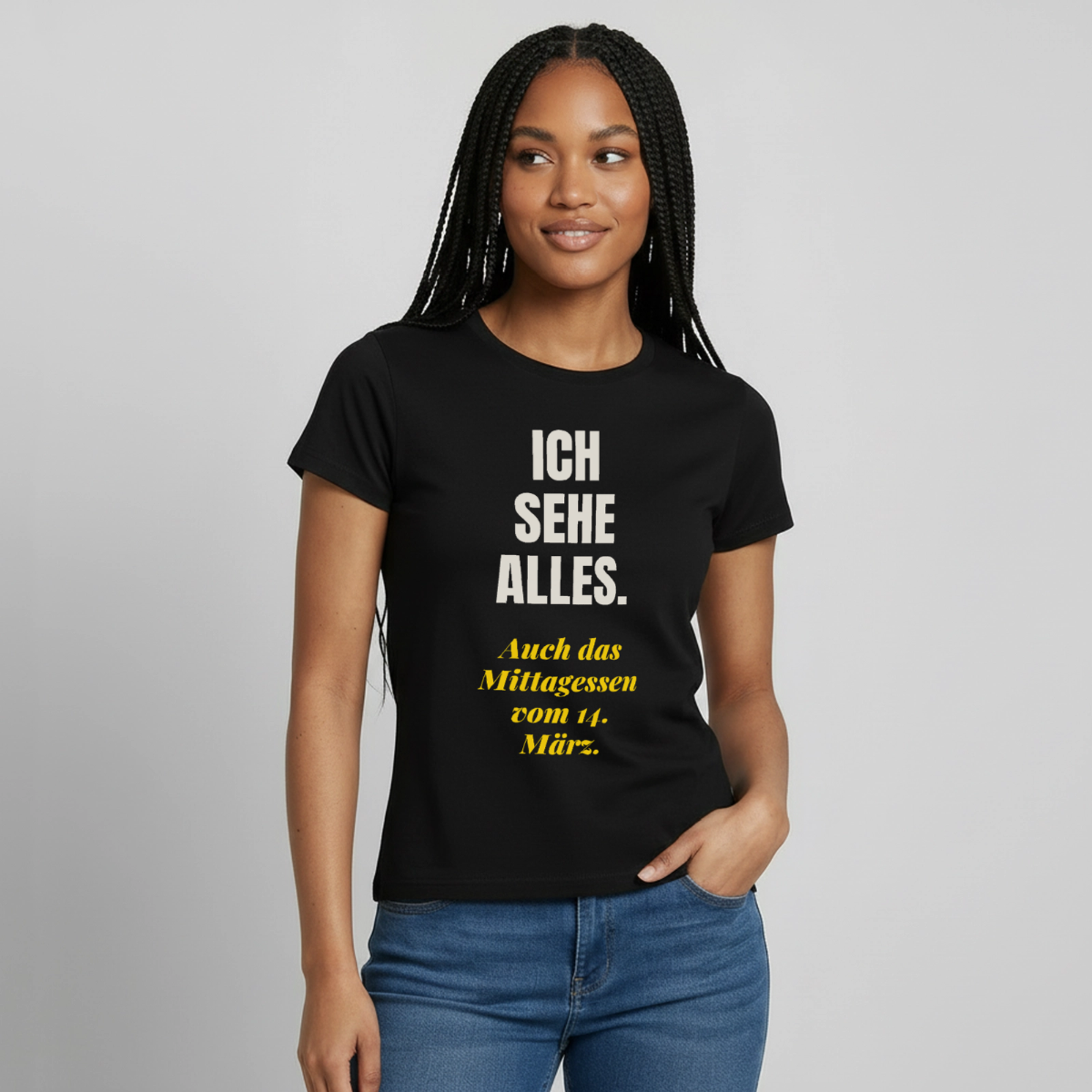 "Ich sehe alles. Auch das Mittagessen vom 14. März." Motiv-T-Shirt für Frauen, Farbe Schwarz