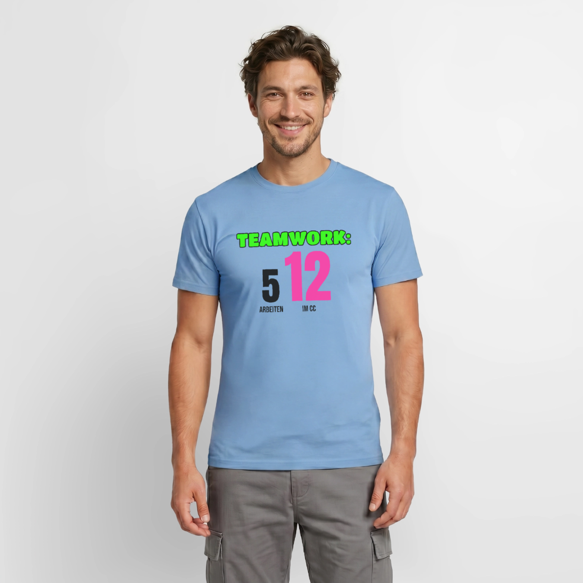 Teamwork: 5 arbeiten, 12 im CC Motiv-T-Shirt für Männer, Farbe Carolina Blue, Model