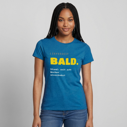 "Lieferzeit: bald. Stand: seit acht Wochen unverändert." Motiv-T-Shirt für Frauen, Farbe Antikblaues Saphir meliert