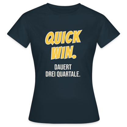 Quick Win. Dauert drei Quartale. Motiv-T-Shirt für Frauen, Farbe Navy