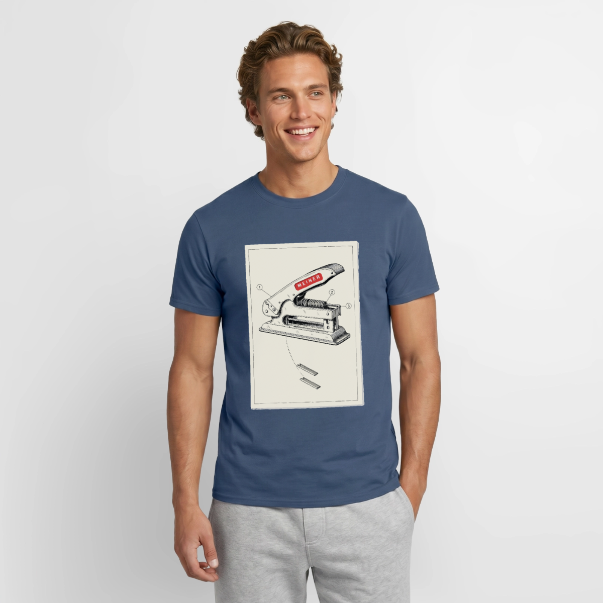 Meiner. Der Tacker kommt mit. Motiv-T-Shirt für Männer, Farbe Dunkles Denimblau, Model
