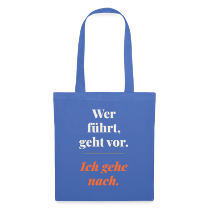 Wer führt, geht vor. Ich gehe nach. Stoffbeutel, Farbe Hellblau