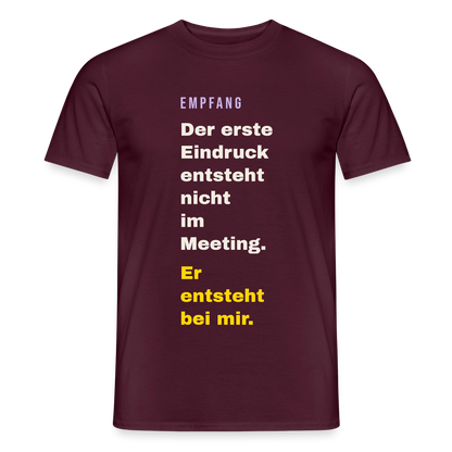 Der erste Eindruck entsteht nicht im Meeting. Er entsteht bei mir. Motiv-T-Shirt für Männer, Farbe Ziegelrot