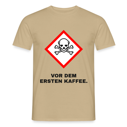 "Vor dem ersten Kaffee. Gefahrzeichen" Motiv-T-Shirt für Männer, Farbe Sandbeige
