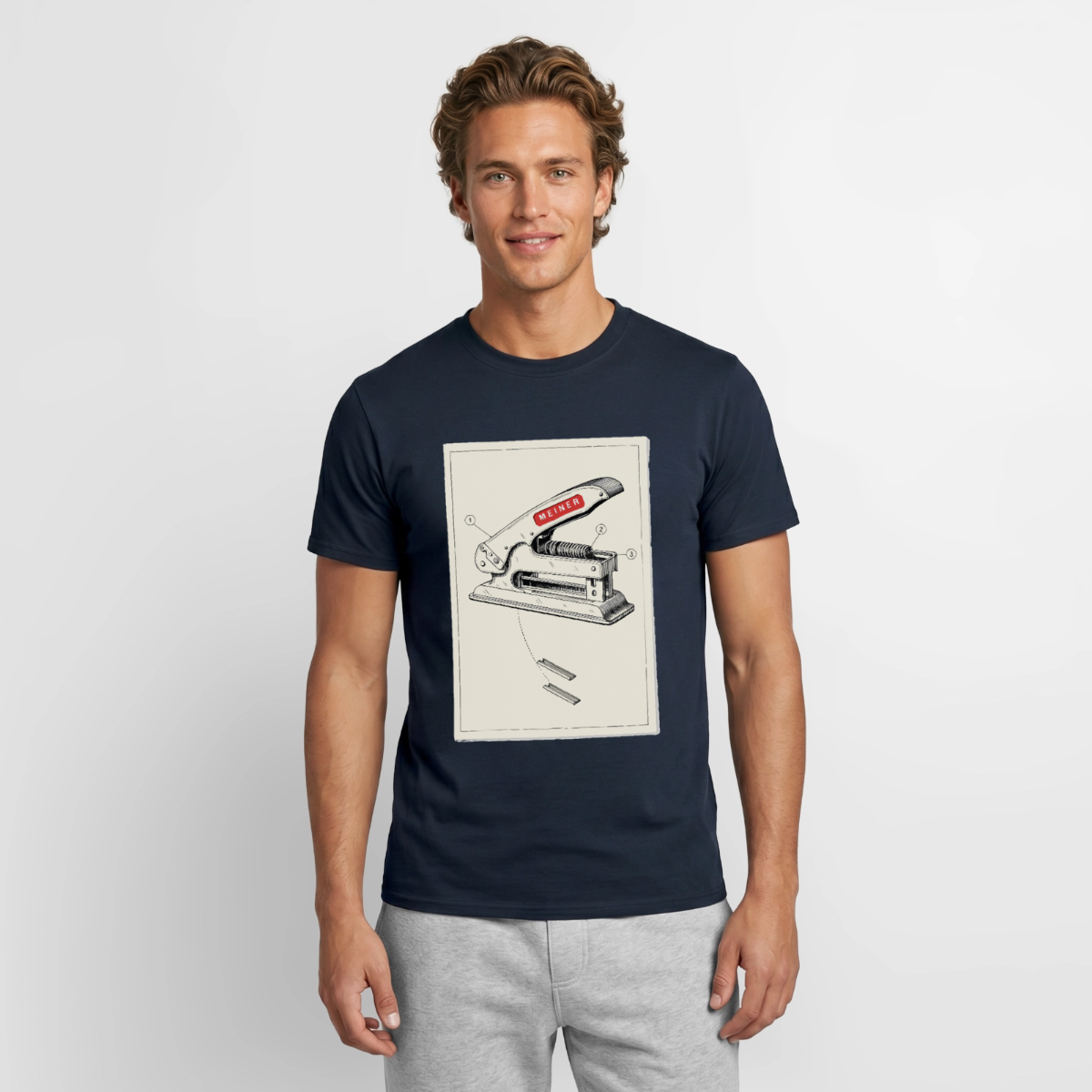 Meiner. Der Tacker kommt mit. Motiv-T-Shirt für Männer, Farbe Navy, Model