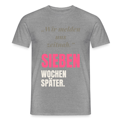 Wir melden uns zeitnah. Sieben Wochen später. Motiv-T-Shirt für Männer, Farbe Graphit meliert
