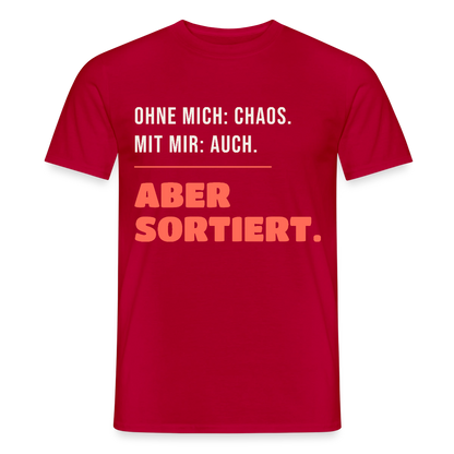 Ohne mich: Chaos. Mit mir: auch. Aber sortiert. Motiv-T-Shirt für Männer, Farbe Rot