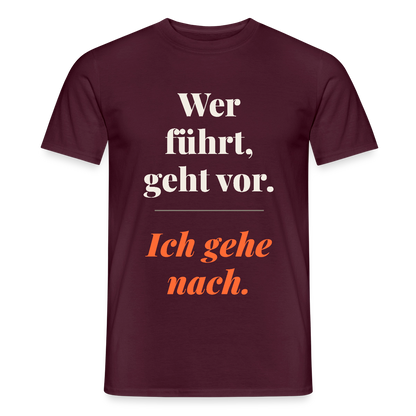 Wer führt, geht vor. Ich gehe nach. Motiv-T-Shirt für Männer, Farbe Ziegelrot