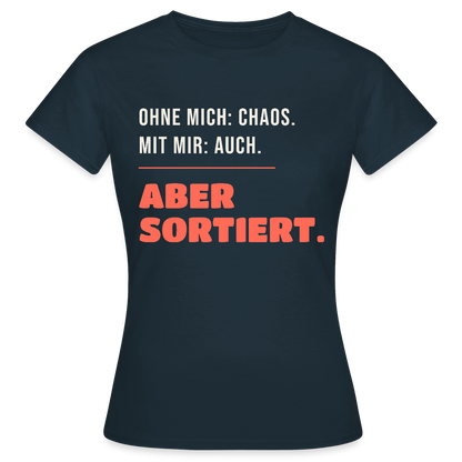 Ohne mich: Chaos. Mit mir: auch. Aber sortiert. Motiv-T-Shirt für Frauen, Farbe Navy