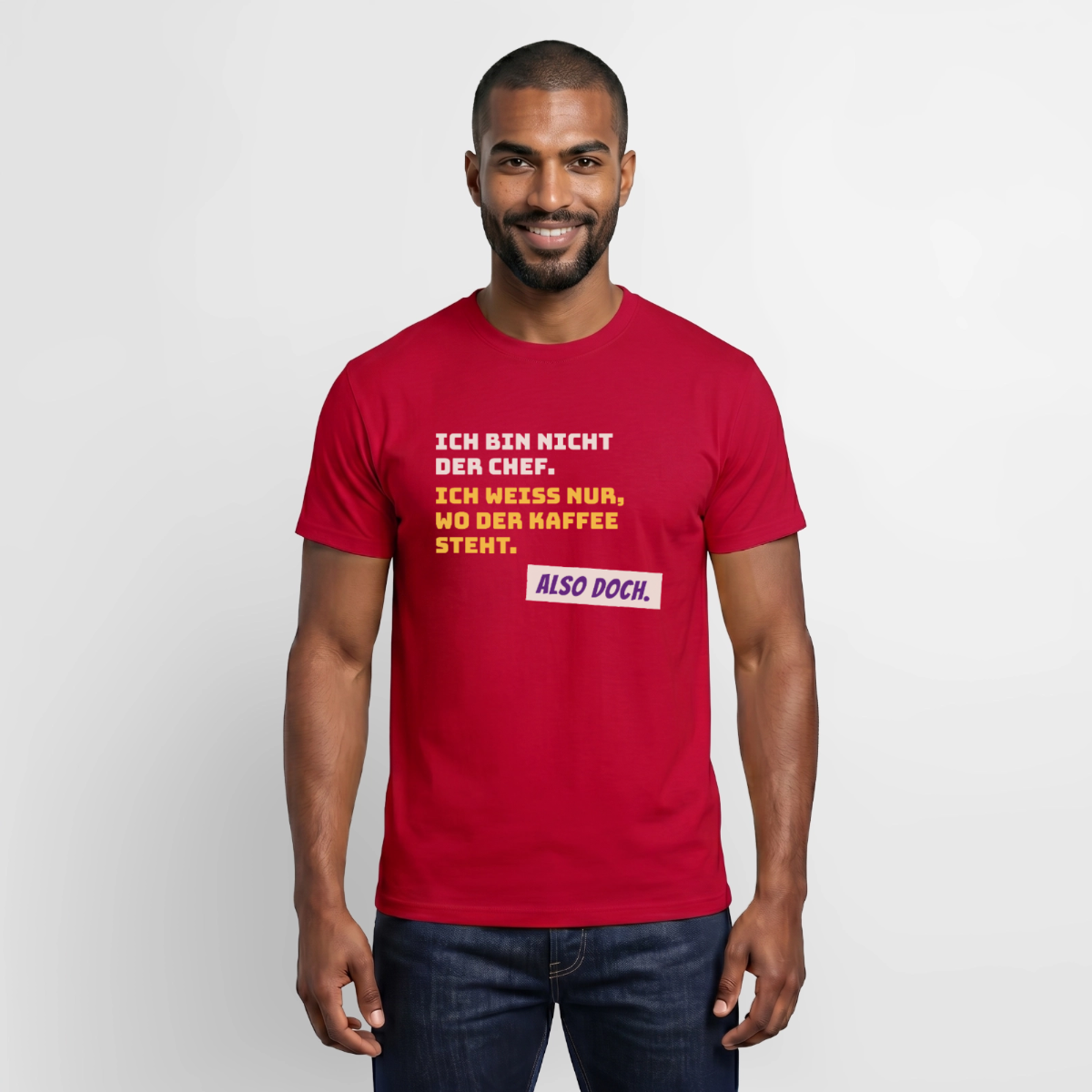 "Ich bin nicht der Chef. Ich weiß nur, wo der Kaffee steht." Motiv-T-Shirt für Männer, Farbe Rot