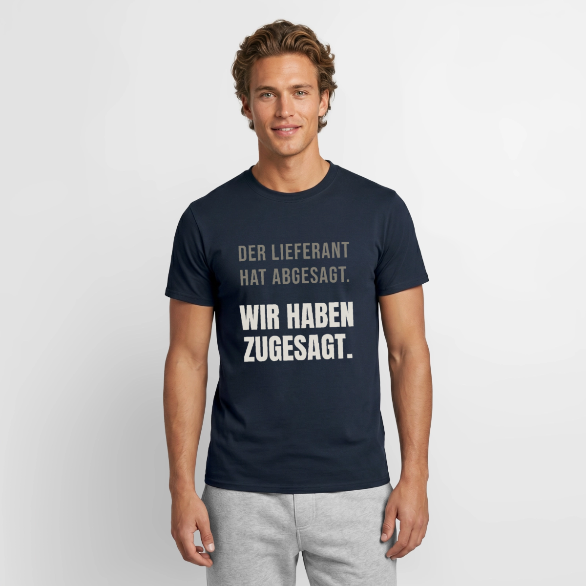 "Der Lieferant hat abgesagt. Wir haben zugesagt." Motiv-T-Shirt für Männer, Farbe Navy