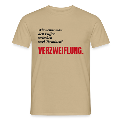 "Wie nennt man den Puffer zwischen zwei Terminen? Verzweiflung." Motiv-T-Shirt für Männer, Farbe Sandbeige