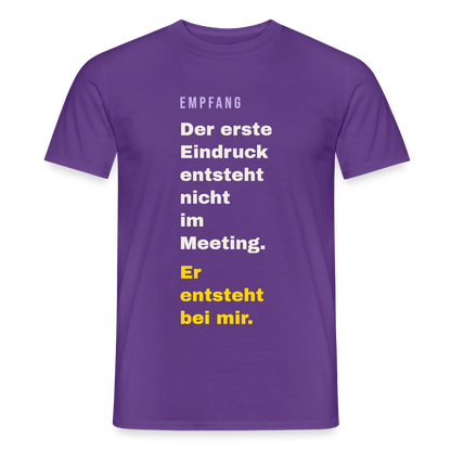 Der erste Eindruck entsteht nicht im Meeting. Er entsteht bei mir. Motiv-T-Shirt für Männer, Farbe Lila