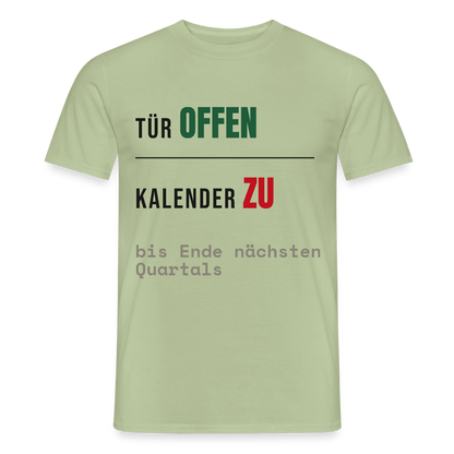 Tür offen. Kalender zu. Motiv-T-Shirt für Männer, Farbe Sage