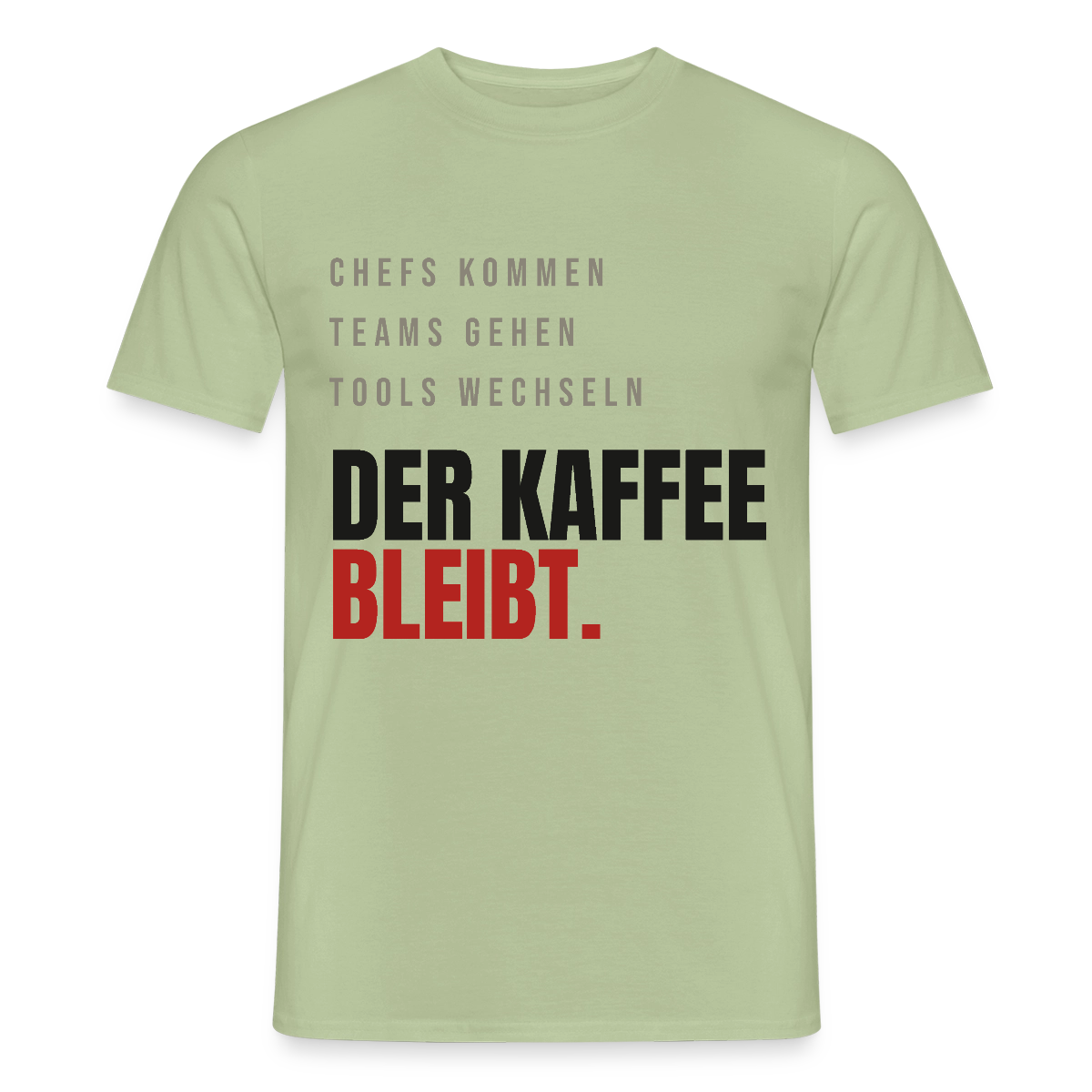 "Chefs kommen, Teams gehen, Tools wechseln. Der Kaffee bleibt." Motiv-T-Shirt für Männer, Farbe Sage