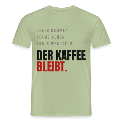 "Chefs kommen, Teams gehen, Tools wechseln. Der Kaffee bleibt." Motiv-T-Shirt für Männer, Farbe Sage