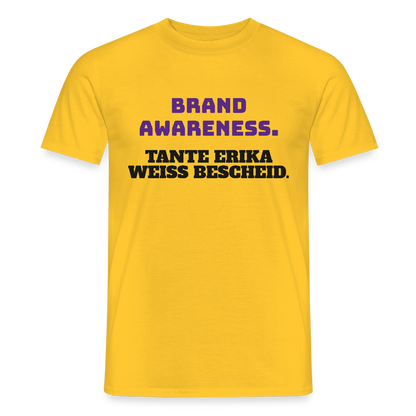 Brand Awareness. Tante Erika weiß Bescheid. Motiv-T-Shirt für Männer, Farbe Gelb