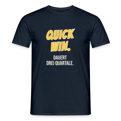 Quick Win. Dauert drei Quartale. Motiv-T-Shirt für Männer, Farbe Navy