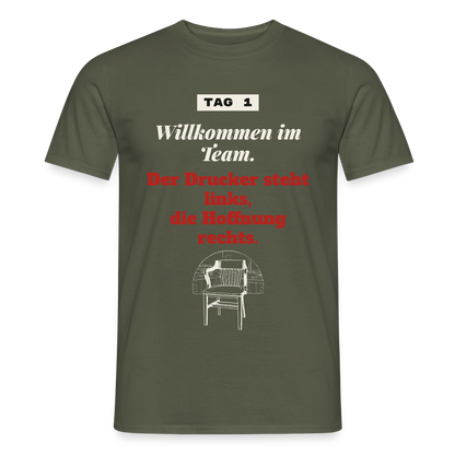 Willkommen im Team. Der Drucker steht links, die Hoffnung rechts. Motiv-T-Shirt für Männer, Farbe Militärgrün