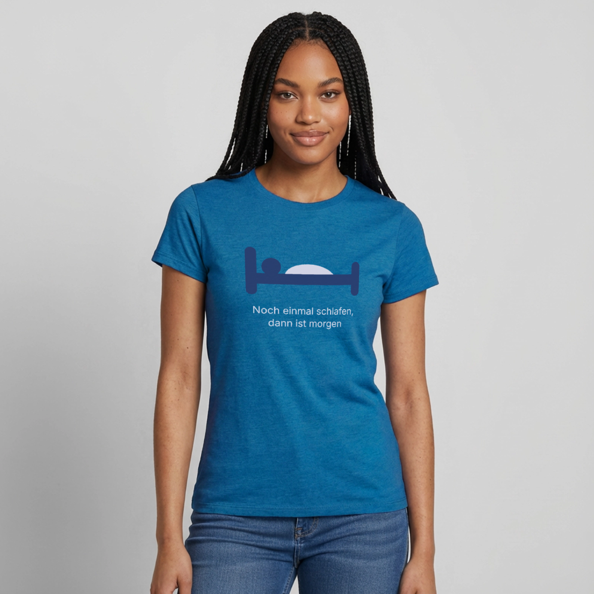 Noch einmal schlafen, dann ist morgen. Motiv-T-Shirt für Frauen, Farbe Antikblaues Saphir meliert, Model