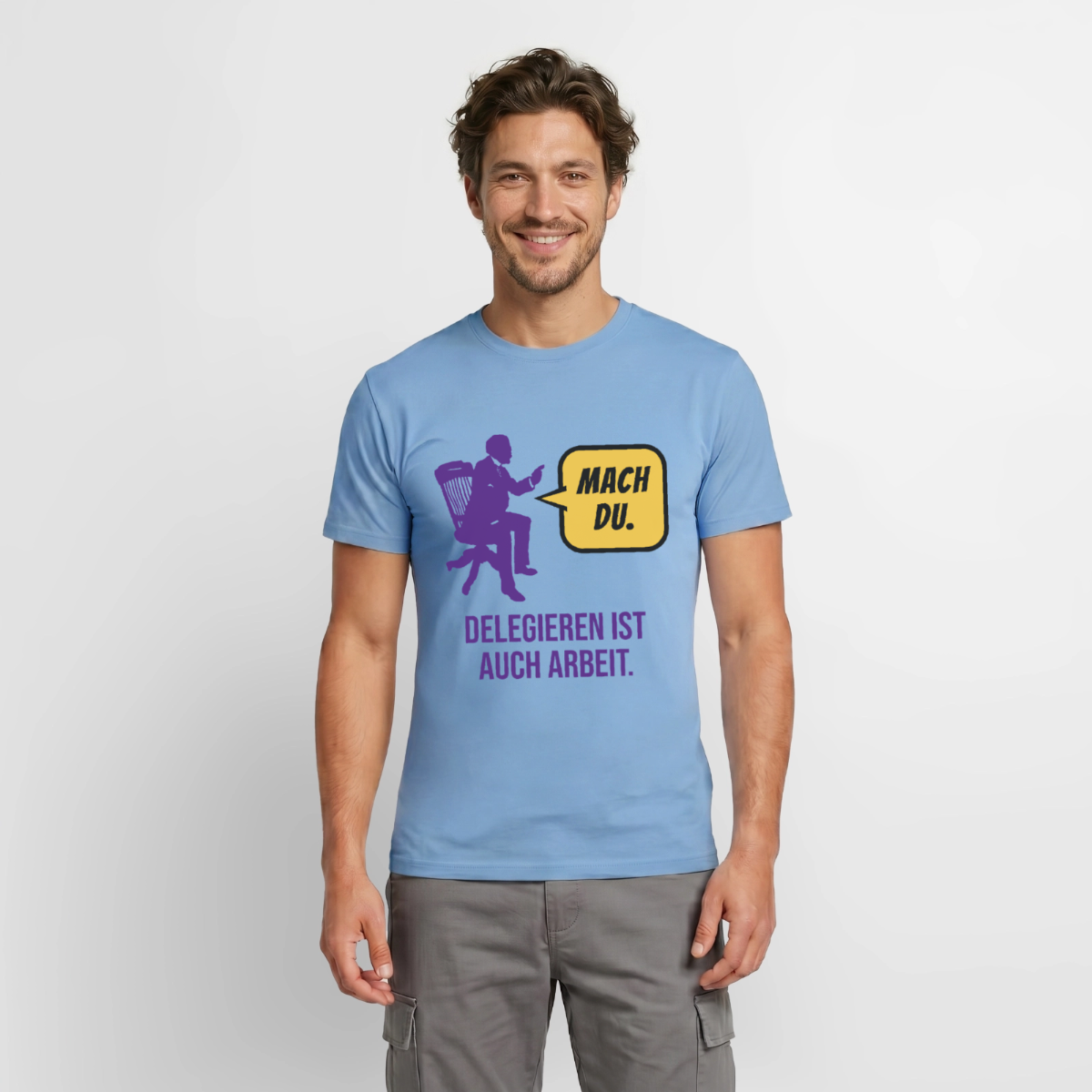 Delegieren ist auch Arbeit. Sprechblasen-Motiv Motiv-T-Shirt für Männer, Farbe Carolina Blue, Model