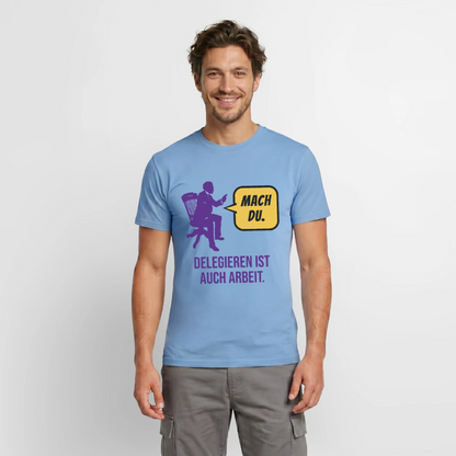 Delegieren ist auch Arbeit. Sprechblasen-Motiv Motiv-T-Shirt für Männer, Farbe Carolina Blue, Model