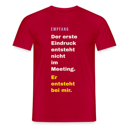 Der erste Eindruck entsteht nicht im Meeting. Er entsteht bei mir. Motiv-T-Shirt für Männer, Farbe Rot