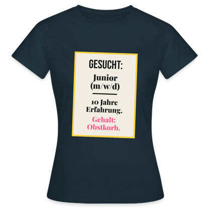 Gesucht: Junior. 10 Jahre Erfahrung. Gehalt: Obstkorb. Motiv-T-Shirt für Frauen, Farbe Navy