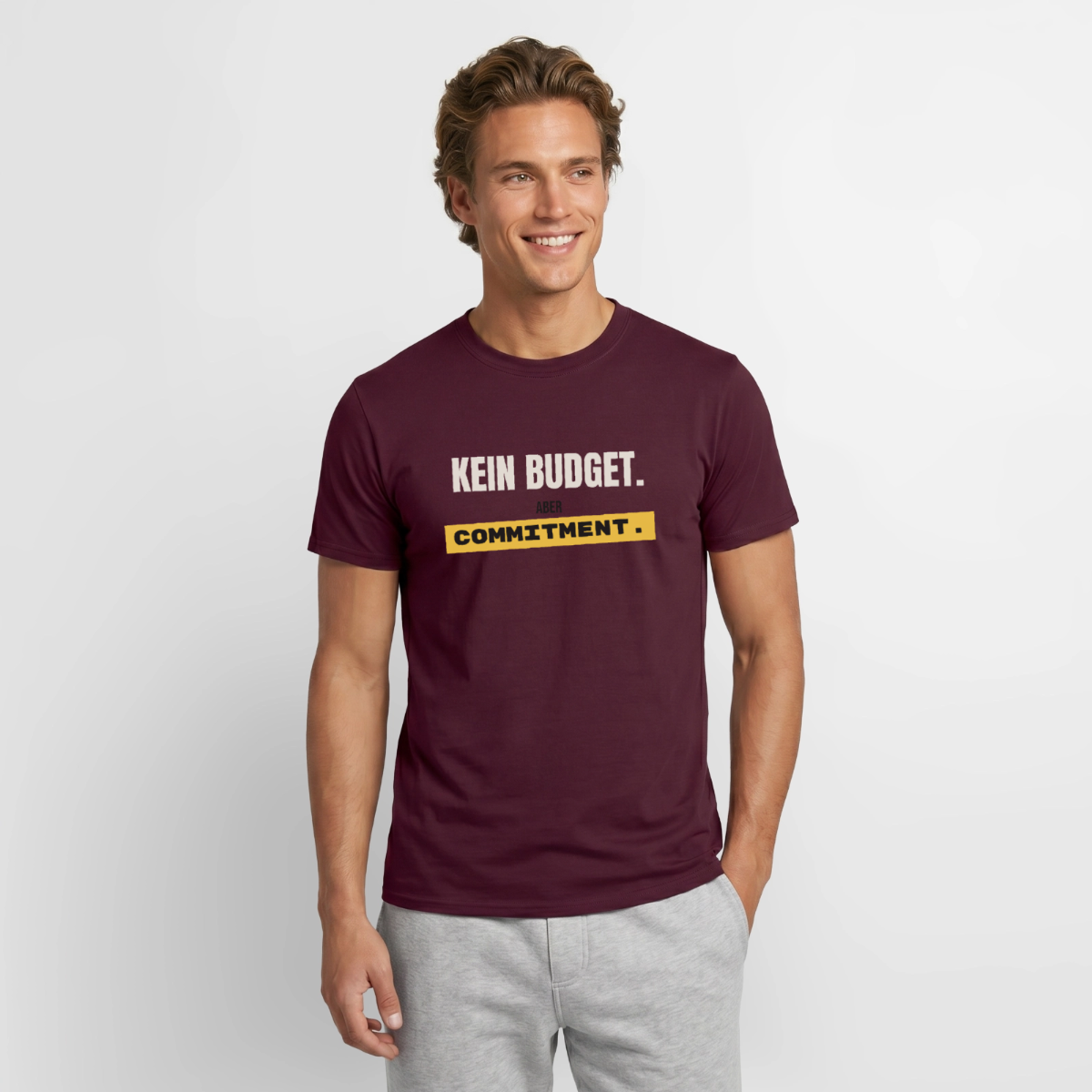 "Kein Budget. Aber Commitment." Motiv-T-Shirt für Männer, Farbe Ziegelrot