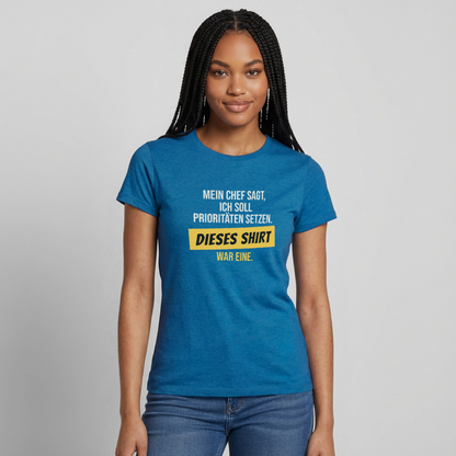 "Ich soll Prioritäten setzen. Dieses Shirt war eine." Motiv-T-Shirt für Frauen, Farbe Antikblaues Saphir meliert