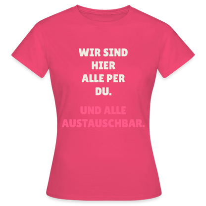 Wir sind hier alle per du. Und alle austauschbar. Motiv-T-Shirt für Frauen, Farbe Azalea