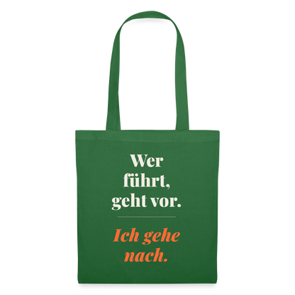 Wer führt, geht vor. Ich gehe nach. Stoffbeutel, Farbe Fichte