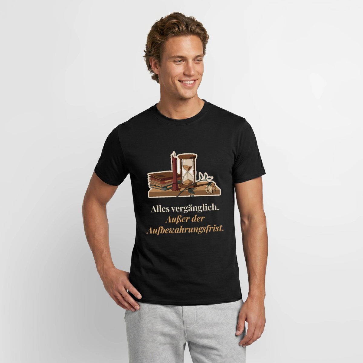 "Alles vergänglich. Außer der Aufbewahrungsfrist." Motiv-T-Shirt für Männer, Farbe Schwarz, Model