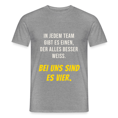 "In jedem Team gibt es einen, der alles besser weiß. Bei uns sind es vier." Motiv-T-Shirt für Männer, Farbe Graphit meliert