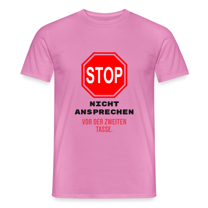 "Nicht ansprechen vor der zweiten Tasse." Motiv-T-Shirt für Männer, Farbe Pink