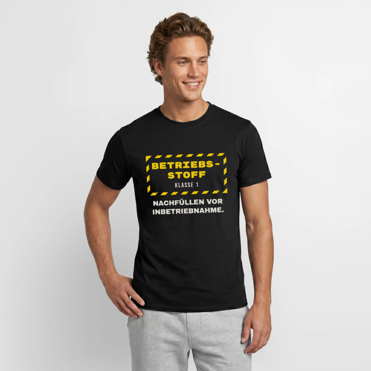 "Betriebsstoff Klasse 1. Nachfüllen vor Inbetriebnahme." Motiv-T-Shirt für Männer, Farbe Schwarz