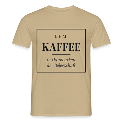 "Dem Kaffee in Dankbarkeit der Belegschaft" Motiv-T-Shirt für Männer, Farbe Sandbeige